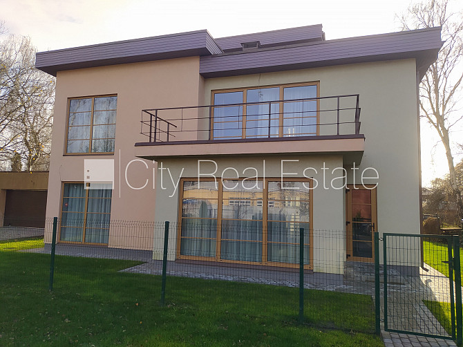 Частный дом, благоустроенный озеленённый двор, территория обнесена железным Рига - изображение 1