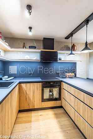 Дом во дворе, закрытый двор, место для машины, апартаменты люкс, количество спален Рига