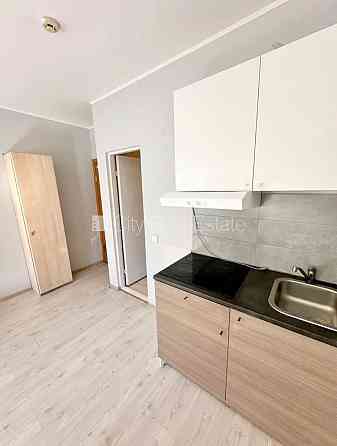 Фасадный дом, реновированный дом, закрытый двор, вход со двора, лестничная клетка Рига