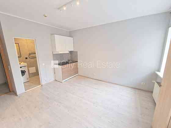 Фасадный дом, реновированный дом, закрытый двор, вход со двора, лестничная клетка Рига