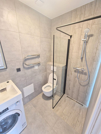 Фасадный дом, реновированный дом, закрытый двор, вход со двора, лестничная клетка Рига - изображение 9