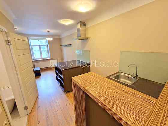 Фасадный дом, закрытый двор, возможность аренды парковки, вход с улицы и со двора, Рига