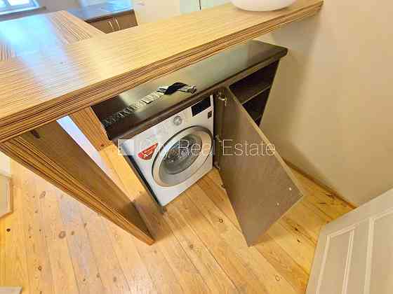 Фасадный дом, закрытый двор, возможность аренды парковки, вход с улицы и со двора, Рига