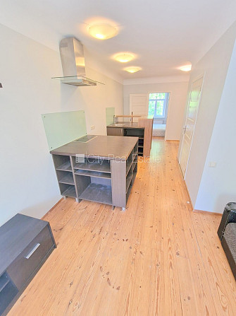 Фасадный дом, закрытый двор, возможность аренды парковки, вход с улицы и со двора, Рига - изображение 7