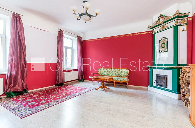 Здание во дворе, кирпичные стены, фасад с декоративной штукатуркой, Рига - изображение 2