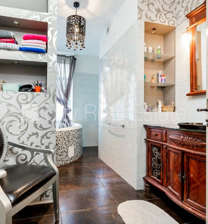 Здание во дворе, кирпичные стены, фасад с декоративной штукатуркой, Рига - изображение 14