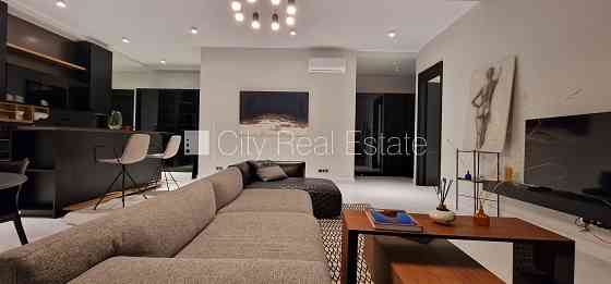 Новостройка, фасадный дом, зеленая территория, благоустроенная озеленённая Юрмала