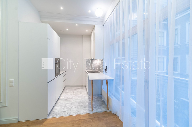 Jaunceltne, slēgts pagalms, ieeja no pagalma, ir lifts, balkons 1,80 m2, logi vērsti uz pagalma Rīga - foto 1