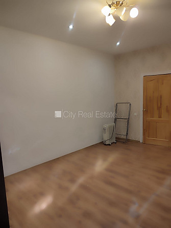 Dzīvokļu skaits ēkā  4 gab., zaļā teritorija, bezmaksas stāvvieta pagalmā, ieeja no Rīga - foto 5