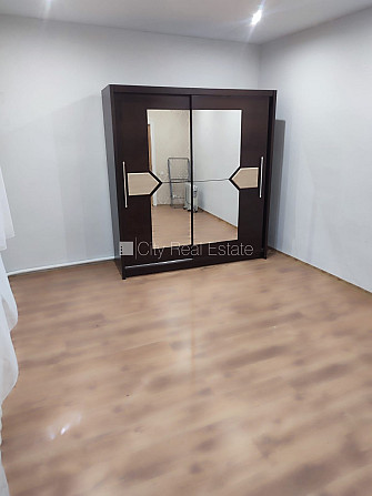 Dzīvokļu skaits ēkā  4 gab., zaļā teritorija, bezmaksas stāvvieta pagalmā, ieeja no Rīga - foto 4