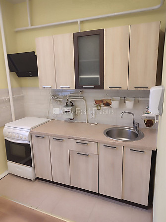 Dzīvokļu skaits ēkā  4 gab., zaļā teritorija, bezmaksas stāvvieta pagalmā, ieeja no Rīga - foto 1