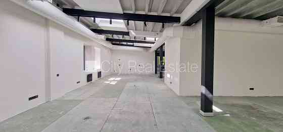 Новостройка, здание во дворе, благоустроенный озеленённый двор, вход с улицы, Рига