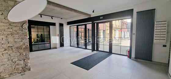 Новостройка, здание во дворе, благоустроенный озеленённый двор, вход с улицы, Рига