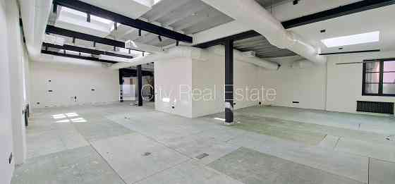 Новостройка, здание во дворе, благоустроенный озеленённый двор, вход с улицы, Рига