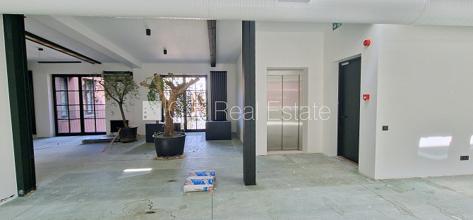 Новостройка, здание во дворе, благоустроенный озеленённый двор, вход с улицы, Рига - изображение 8