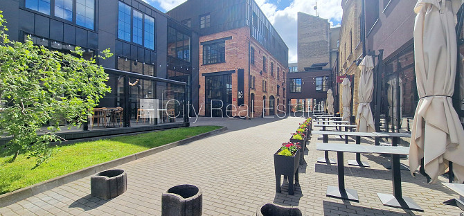 Новостройка, здание во дворе, благоустроенный озеленённый двор, вход с улицы, Рига - изображение 1