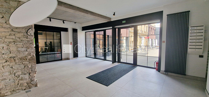 Новостройка, здание во дворе, благоустроенный озеленённый двор, вход с улицы, Рига - изображение 3