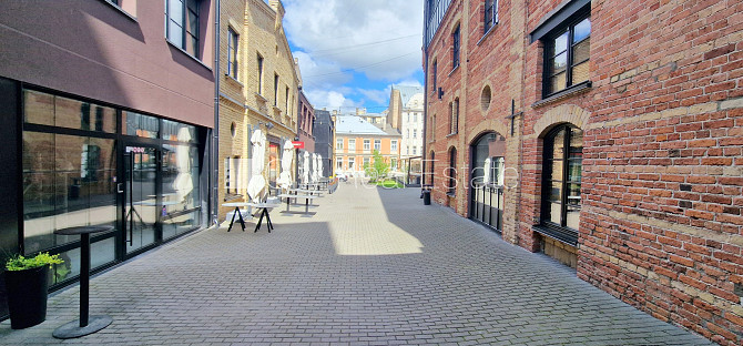 Новостройка, здание во дворе, благоустроенный озеленённый двор, вход с улицы, Рига - изображение 15