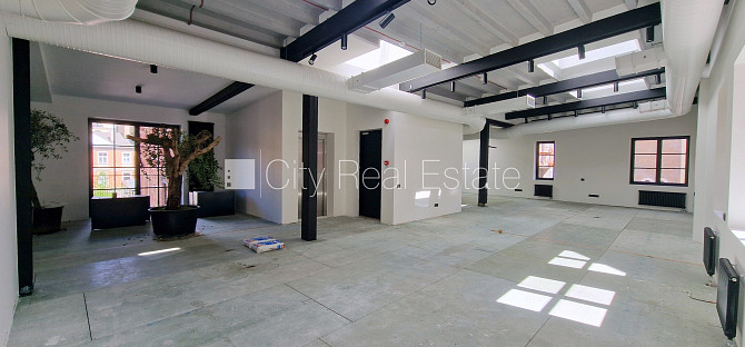 Новостройка, здание во дворе, благоустроенный озеленённый двор, вход с улицы, Рига - изображение 7