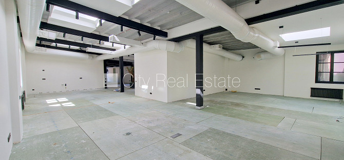 Новостройка, здание во дворе, благоустроенный озеленённый двор, вход с улицы, Рига - изображение 5