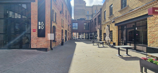 Новостройка, здание во дворе, благоустроенный озеленённый двор, вход с улицы, Рига - изображение 2