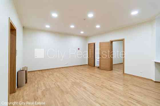 Фасадный дом, реновированный дом, благоустроенный озеленённый двор, закрытый Рига