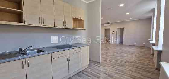 Дом во дворе, реновированный дом, благоустроенная озеленённая территория, Рига