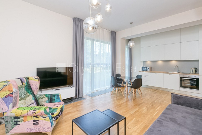 Новостройка, фасадный дом, зеленая территория, территория обнесена забором, Юрмала - изображение 1