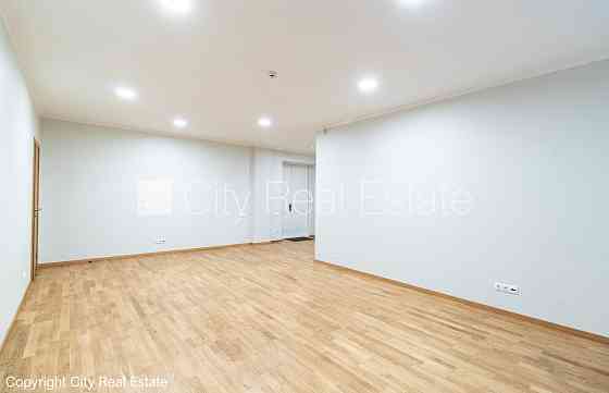 Здание во дворе, реновированный дом, благоустроенный озеленённый двор, закрытый Rīga