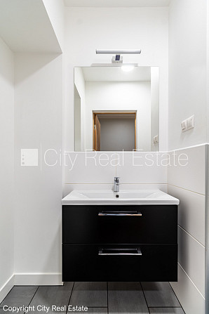 Здание во дворе, реновированный дом, благоустроенный озеленённый двор, закрытый Рига - изображение 18