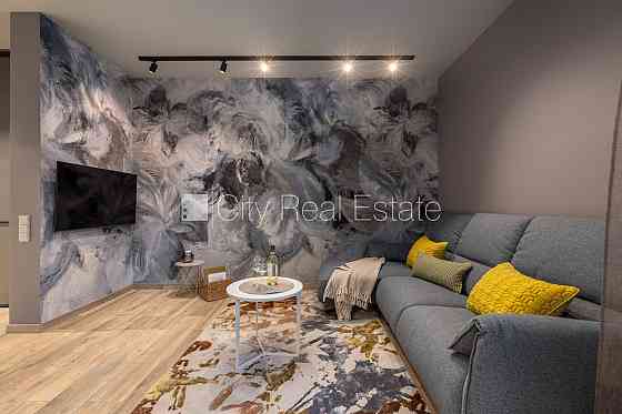 Новостройка, фасадный дом, зеленая территория, подземная стоянка, вход с улицы, Юрмала