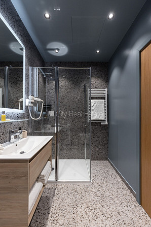 Новостройка, фасадный дом, зеленая территория, подземная стоянка, вход с улицы, Юрмала - изображение 11