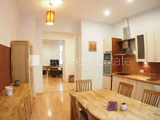 Здание во дворе, закрытый двор, платная стоянка, вход со двора, окна выходят в обе Рига