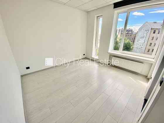 Фасадный дом, реновированный дом, вход с улицы, лифт, лестничная клетка после Рига