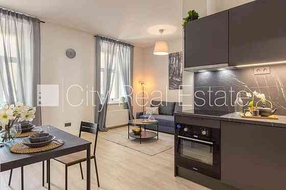 Фасадный дом, реновированный дом, закрытый двор, вход с улицы и со двора, Рига