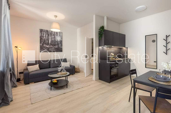 Фасадный дом, реновированный дом, закрытый двор, вход с улицы и со двора, Рига - изображение 1