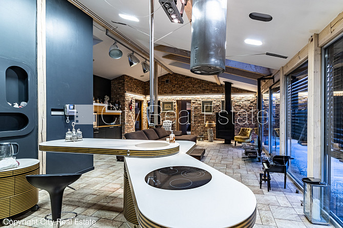 Фасадный дом, реновированный дом, вход с улицы, лифт, терасса, окна выходят в обе Рига - изображение 10