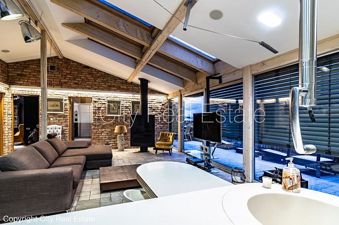 Фасадный дом, реновированный дом, вход с улицы, лифт, терасса, окна выходят в обе Рига - изображение 12