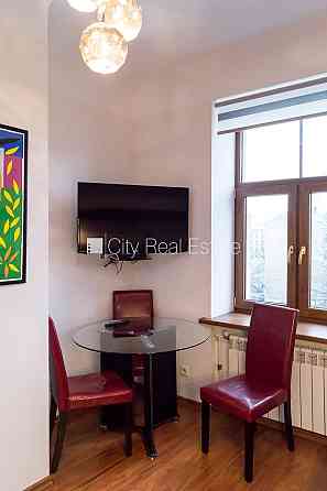 Здание во дворе, реновированный дом, закрытый двор, объект охраняет физическая Рига