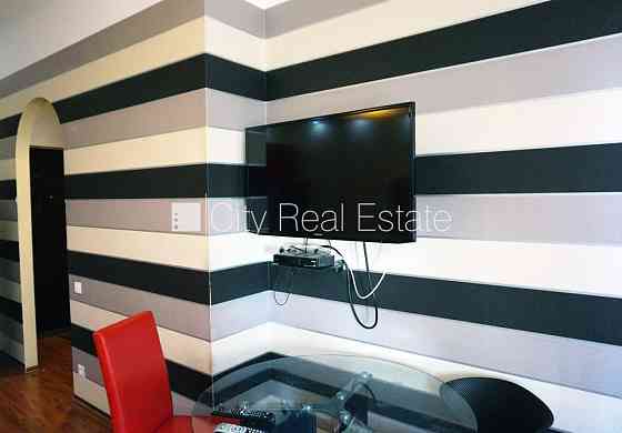 Здание во дворе, реновированный дом, закрытый двор, объект охраняет физическая Рига