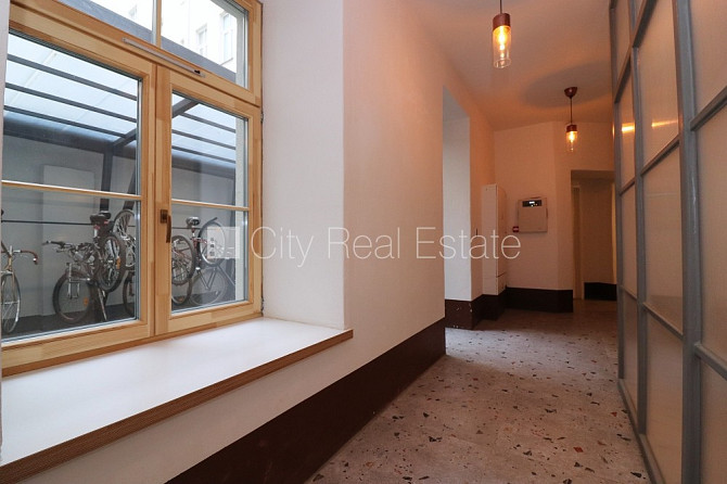 Fasādes māja, ieeja no ielas, ir lifts, balkons, studio tipa, virtuve apvienota ar viesistabu, Rīga - foto 12