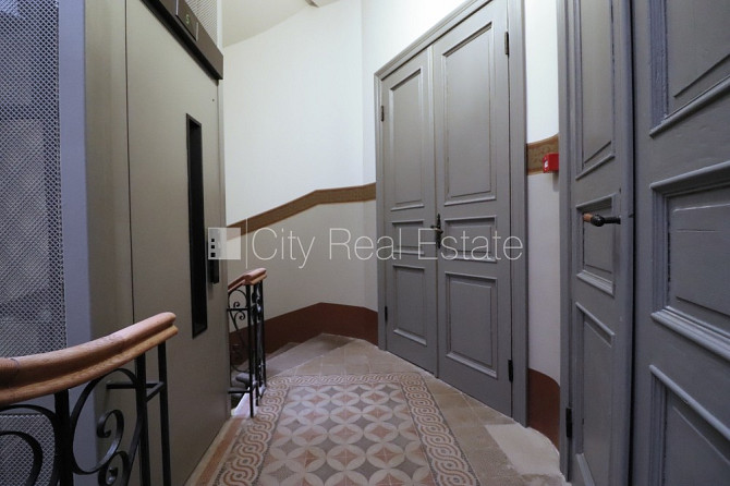 Fasādes māja, ieeja no ielas, ir lifts, balkons, studio tipa, virtuve apvienota ar viesistabu, Rīga - foto 11