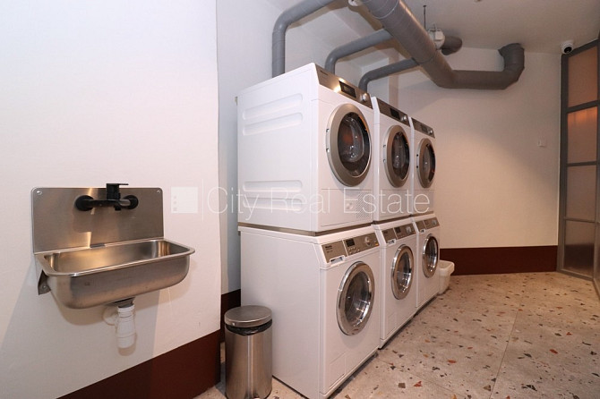 Fasādes māja, ieeja no ielas, ir lifts, balkons, studio tipa, virtuve apvienota ar viesistabu, Rīga - foto 13