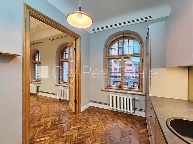 Fasādes māja, ieeja no ielas, ir lifts, balkons, studio tipa, virtuve apvienota ar viesistabu, Rīga - foto 7