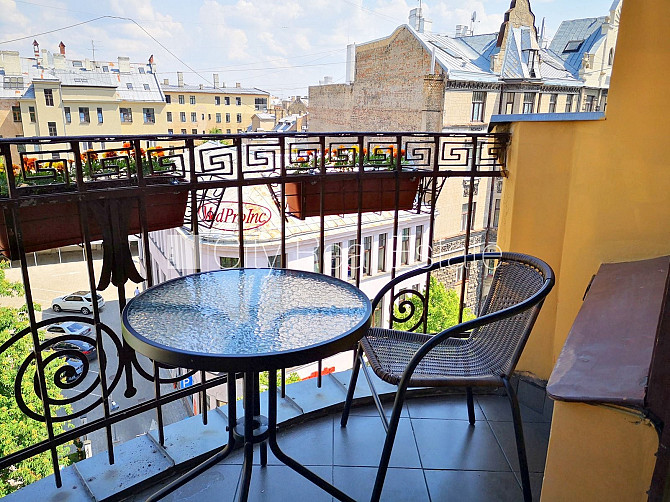 Fasādes māja, ieeja no ielas, ir lifts, balkons, studio tipa, virtuve apvienota ar viesistabu, Rīga - foto 13