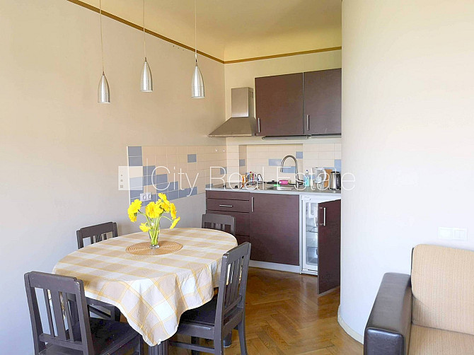 Fasādes māja, ieeja no ielas, ir lifts, balkons, studio tipa, virtuve apvienota ar viesistabu, Rīga - foto 18