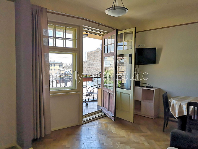 Fasādes māja, ieeja no ielas, ir lifts, balkons, studio tipa, virtuve apvienota ar viesistabu, Rīga - foto 15