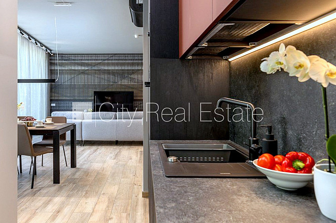 Fasādes māja, ieeja no ielas, ir lifts, balkons, studio tipa, virtuve apvienota ar viesistabu, Rīga - foto 5