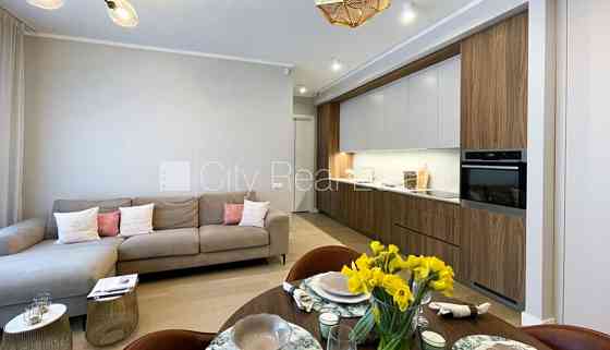 Новостройка, благоустроенная озеленённая территория, место для машины, Рига