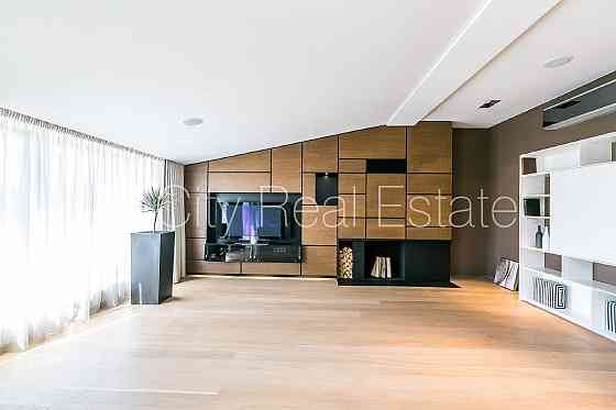 Фасадный дом, реновированный дом, благоустроенная озеленённая территория, Рига